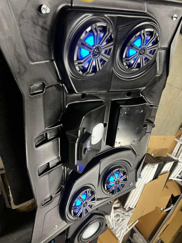 Крыша музыкальная Маверик Х3 с акустической системой и сабвуфером "KICKER"